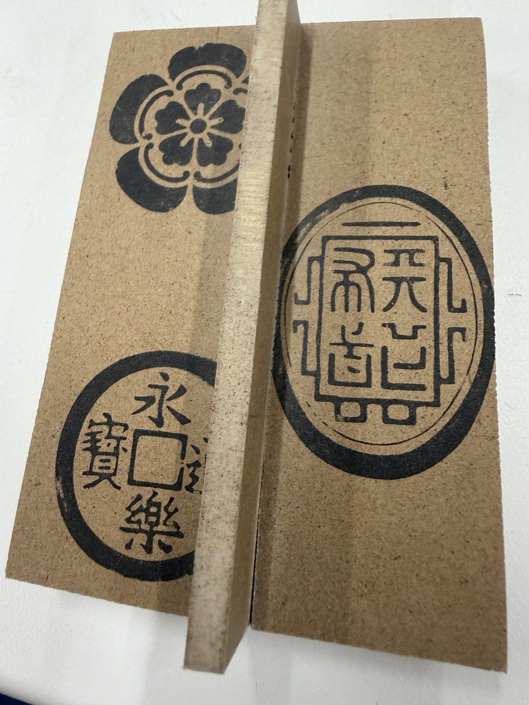持ち手付きのべ台 ─ 板状の持ち手が付いた台